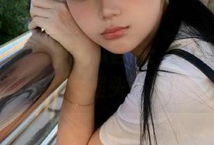 海角吃瓜官网：黑料直播间，边聊边摇头叹息！