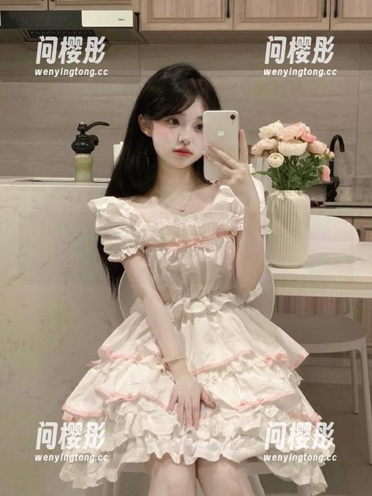 打卡黑料冲哥网站，嘴里不停嚼的全是抖音网红的新鲜事儿